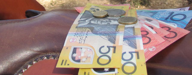 Money, Money ... Australische Dollarscheine liegen auf einem Pferdesattel