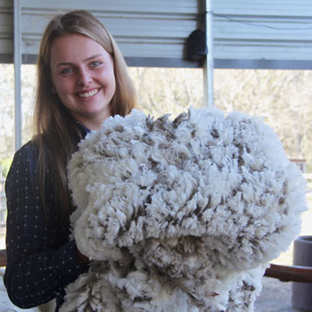 Laura Laura mit Schafflies im Arm