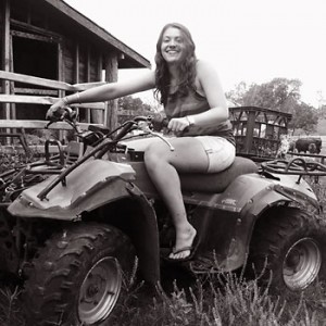 Work and Travel Teilnehmerin Nina auf einem Quad Bike