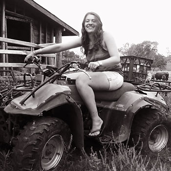 Nina Work and Travel Teilnehmerin Nina auf einem Quad Bike