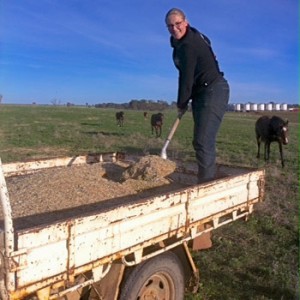 Julia schippt auf der Ladefläche eines Lastwagens