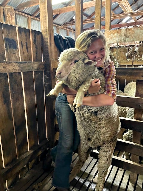 Gwyneth mit Schaf Gwyneth mit Schaf